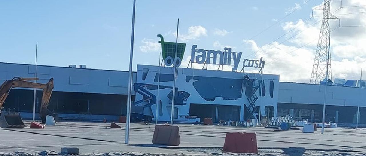 Fachada exterior del hipermercado de Family Cash en el centro comercial de Benicarló.