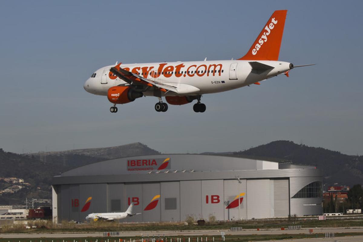 Foto d’arxiu d’un avió de la companyia Easyjet aterrant a l’aeroport de Barcelona.