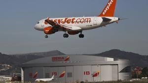 Foto de archivo de un avión de la compañía Easyjet aterrizando en el aeropuerto de Barcelona.