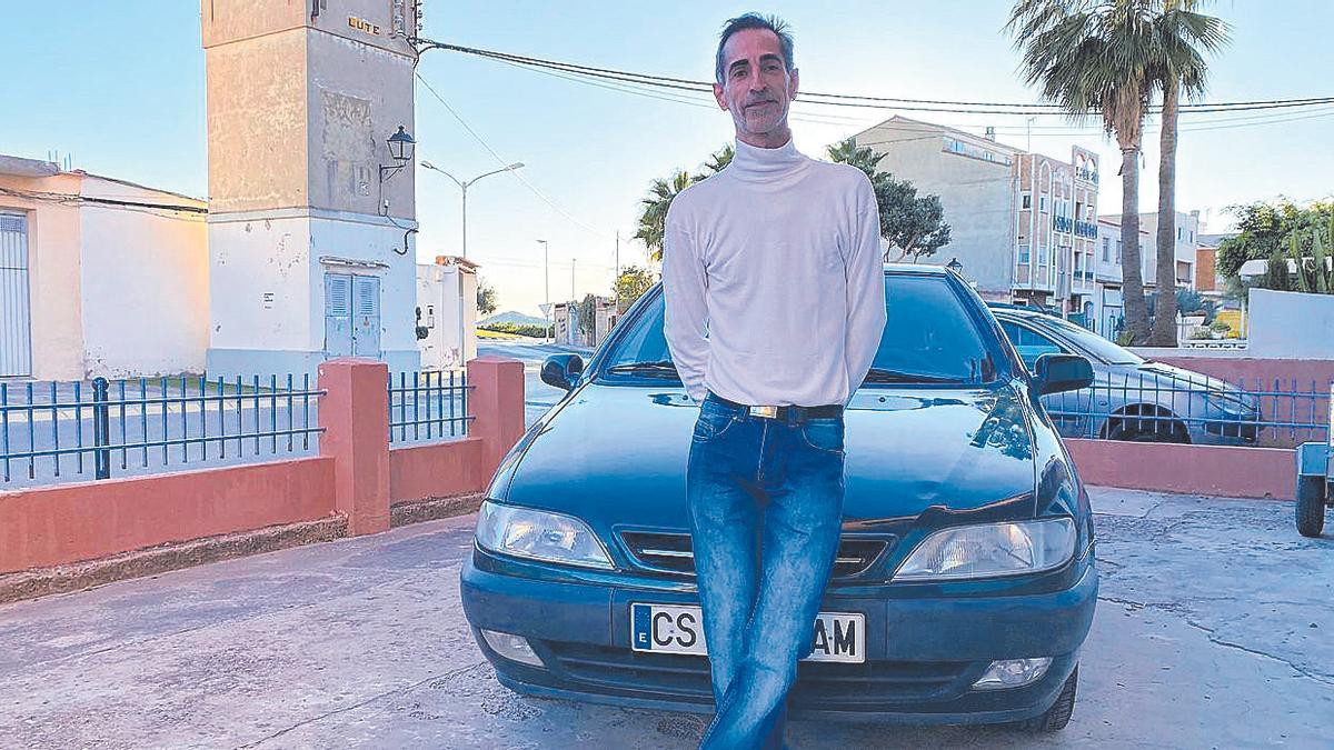 Ambros, con su Citroën Xsara en su pueblo, Xilxes.