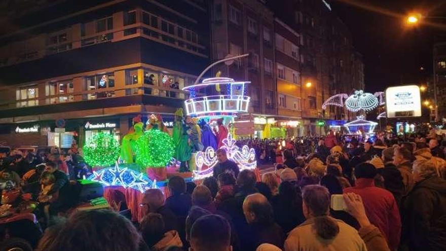 La carroza del portal de Belén, en el desfile langreano.