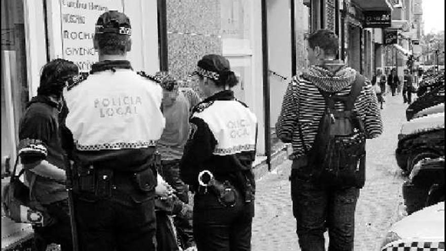 Una pareja de agentes tomaba contacto ayer con un grupo de jóvenes que se encontraban en la calle en el barrio de Carrús