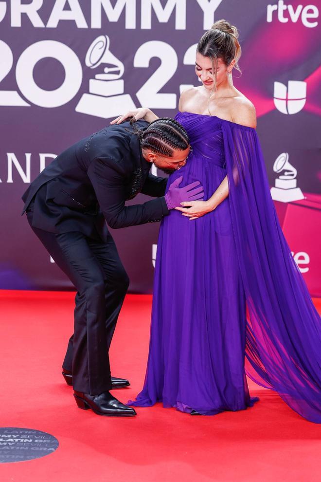 Maluma besando a su 'maluma baby' en los Latin Grammy 2023