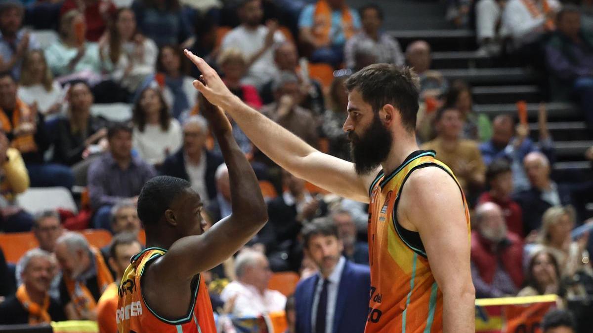Dubljevic y Harper, en el partido de Euroliga entre el Valencia Basket y el Fenerbahce Beko