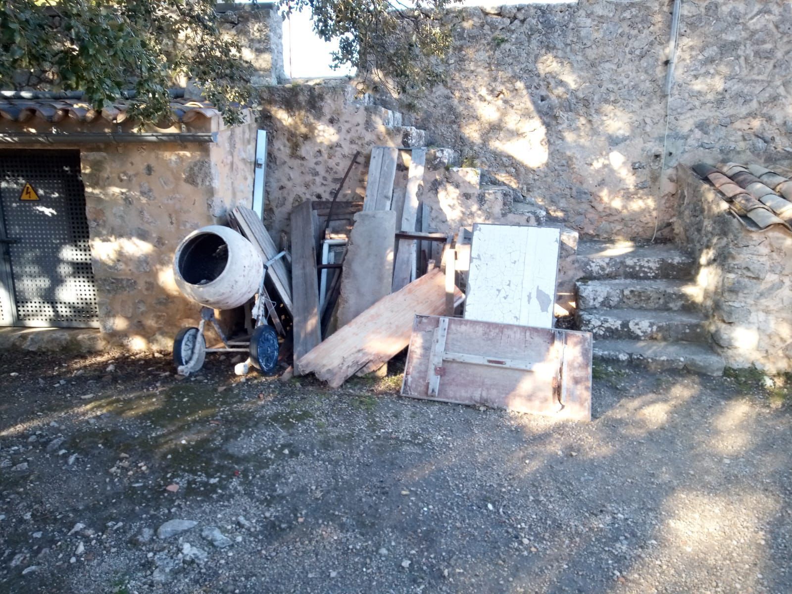 La retirada de residuos del Castell d'Alaró, en imágenes