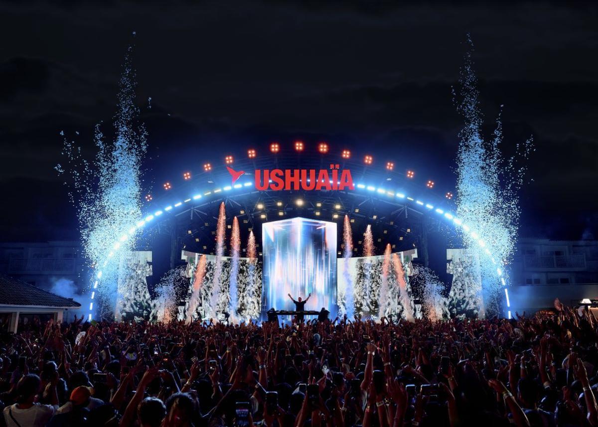 David Guetta sobre el escenario al aire libre de Ushuaïa Ibiza. | @MINIFONT