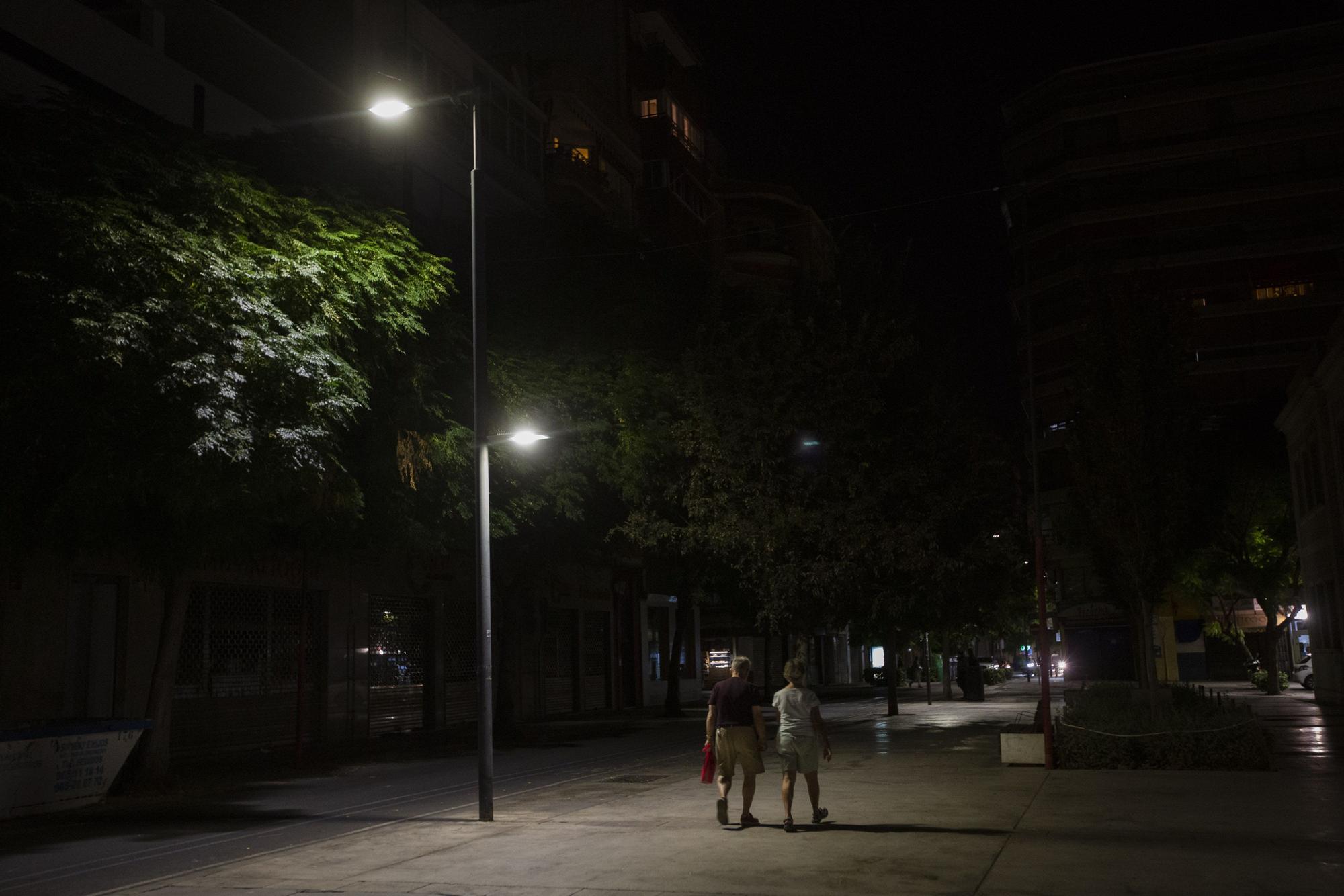 La oscuridad reina en una calle de Alicante: "No se ve nada"