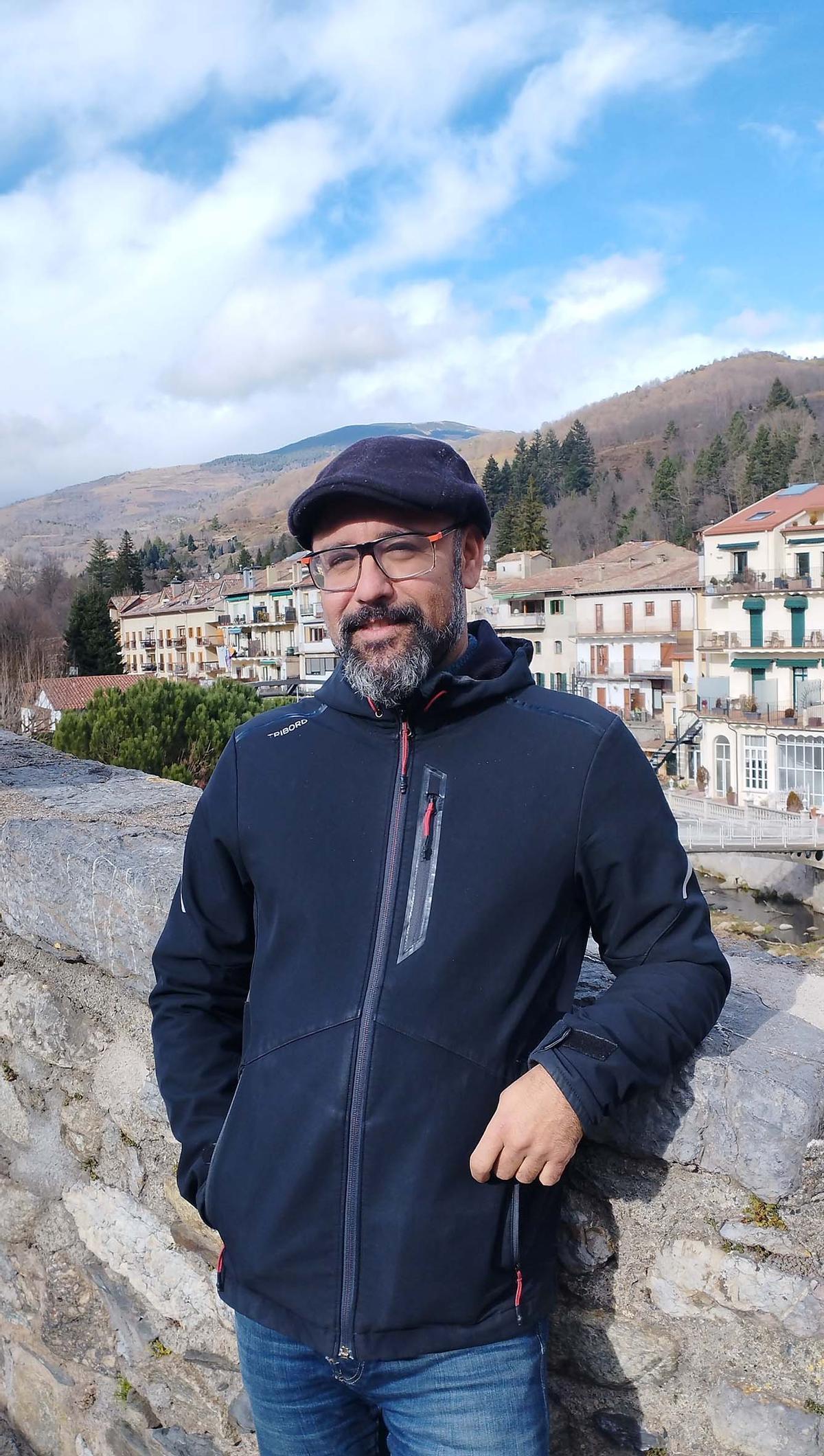Miguel G. Gómez és nascut el 1977 i resident a Manresa