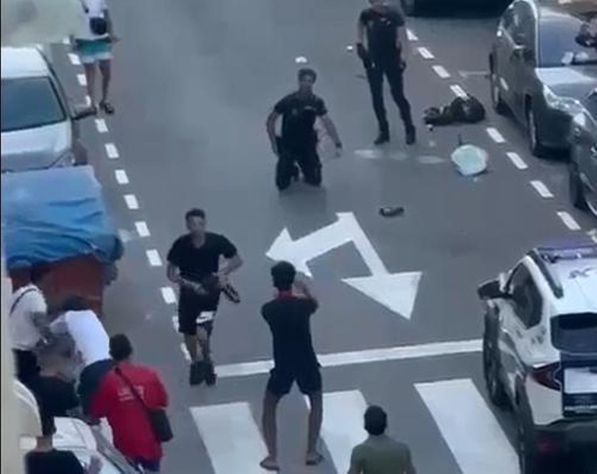 Momento en el que uno de los detenidos, el que estaba mostrando mayor resistencia, se zafa de los agentes y huye. De rodillas un agente que fue derribado por el arrestado