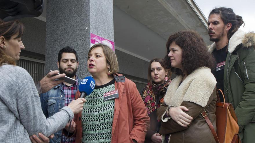Los ediles ovetenses con los diputados de Podemos, ayer, en Madrid.