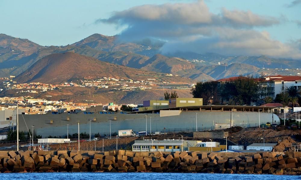 Erección del aerogenerador de Plocan en aguas de Telde