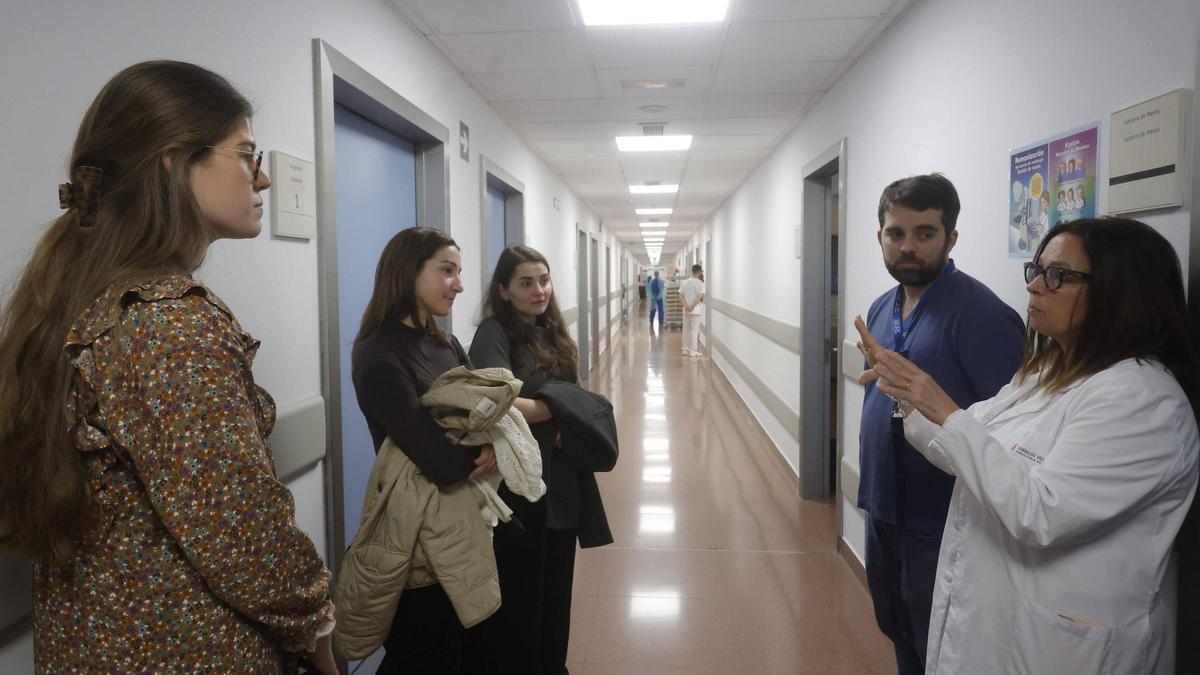 Una adjunta y un residente enseñan el hospital de Manises a algunos de los MIR.