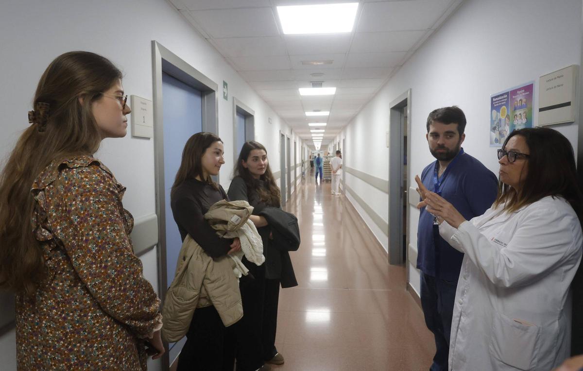 Una adjunta y un residente enseñan el hospital de Manises a algunos de los MIR.