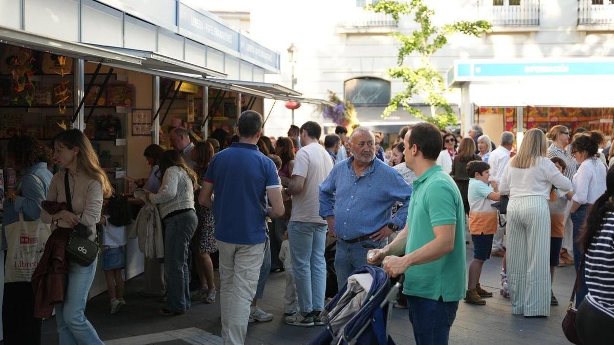 Decenas de personas se agolpan en las casetas de la Feria del Libro de Badajoz 2026.