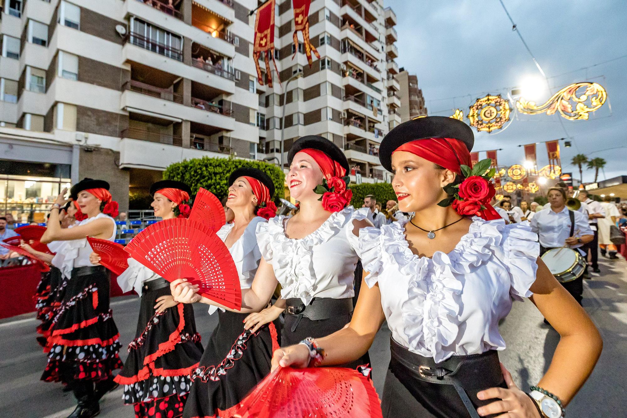 Las once compañías de la cruz recorren las calles ante la atenta mirada del público que volvió a sentir el vibrar de la música | Como en el Desfile moro, el boato lo formaron Reyes que ostentaron el cargo en años anteriore