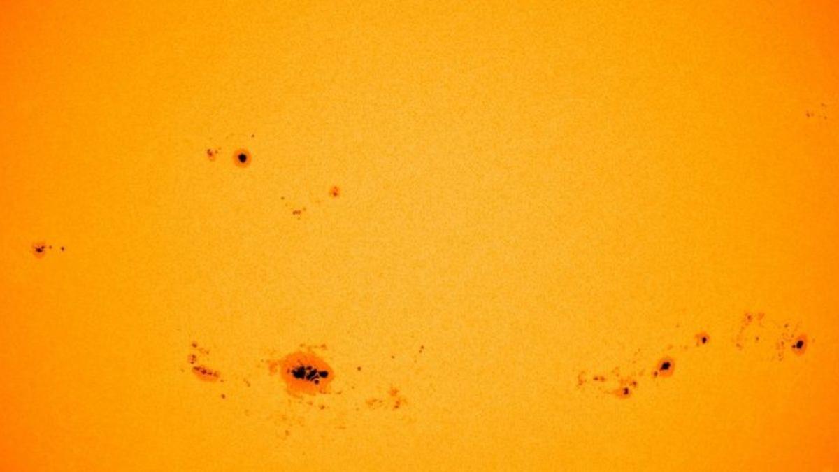 Manchas solares en la superficie del astro rey, registradas el 9 de agosto de 2024.