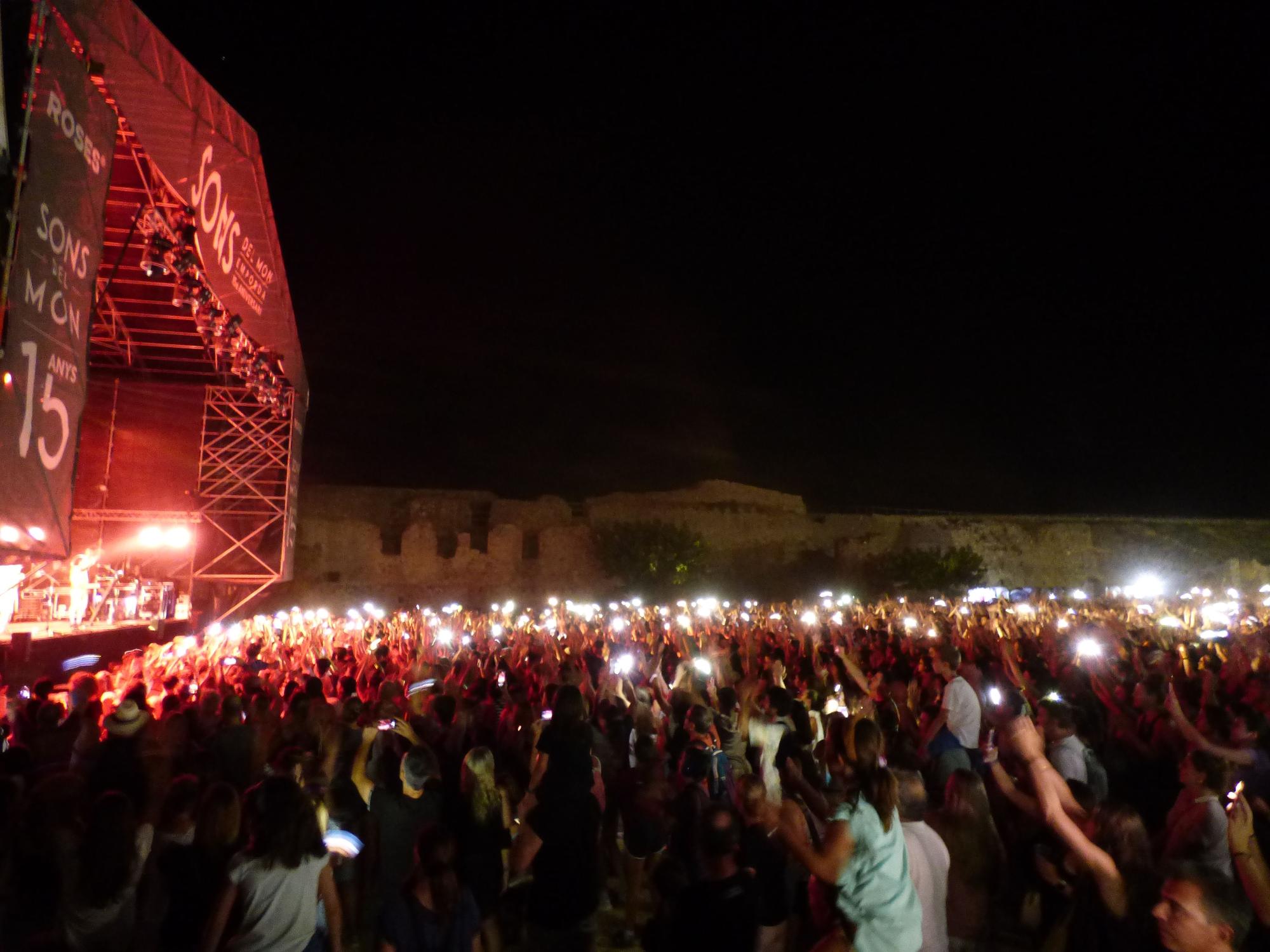 Oques Grasses desborda la Ciutadella de Roses per celebrar el seu desè aniversari