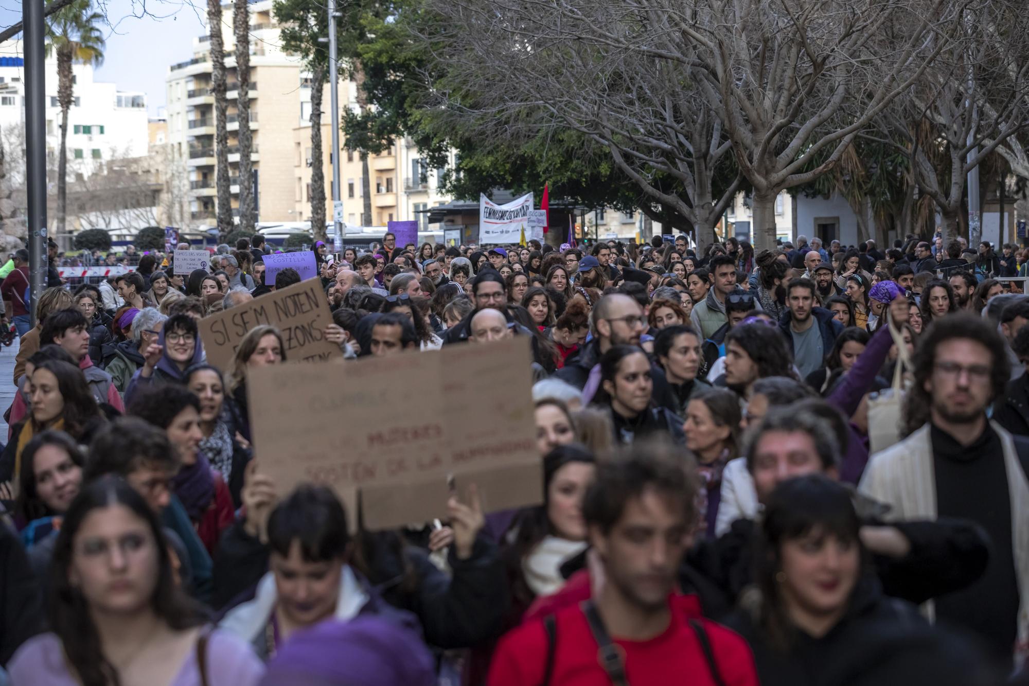 Manifestación feminista en Palma alternativa a favor de los derechos trans