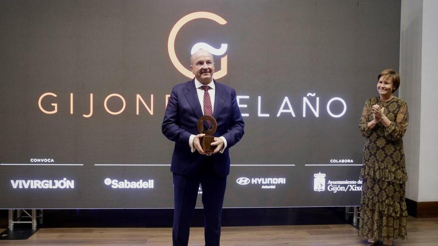 Javier Martínez, al recibir el premio Gijonés del Año, reivindica la importancia de la hostelería en la vida de la gente