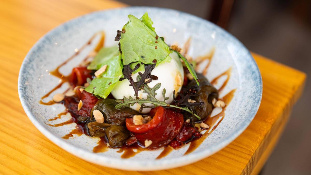 Burrata, pimiento escalivado, semillas y hojas de 77 kilos.