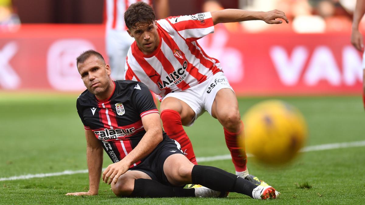 Alfredo Ortuño en una acción del duelo en El Molinón.