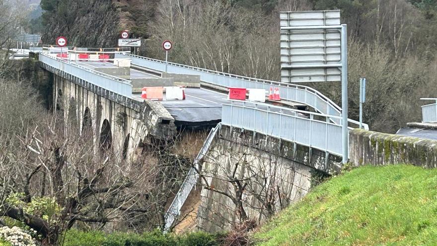 Colapsa parte de un puente sobre una carretera de Ourense