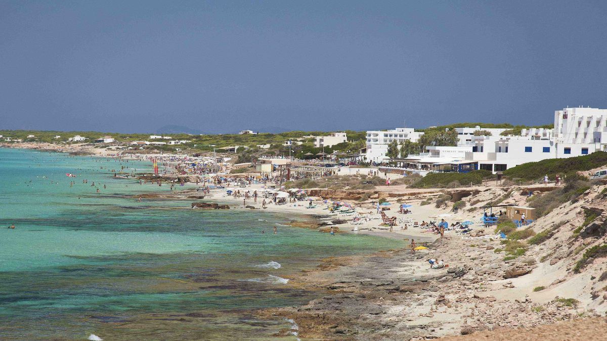 Un tramo de la playa de Migjorn, el más afectado por Costas, lleno de turistas