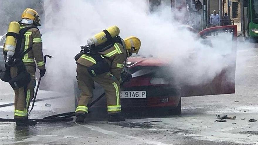 un coche sale ardiendo frente a la plaza de toros