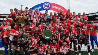 El Ajax consuma su drama: el PSV Eindhoven les 'roba' una liga insólita