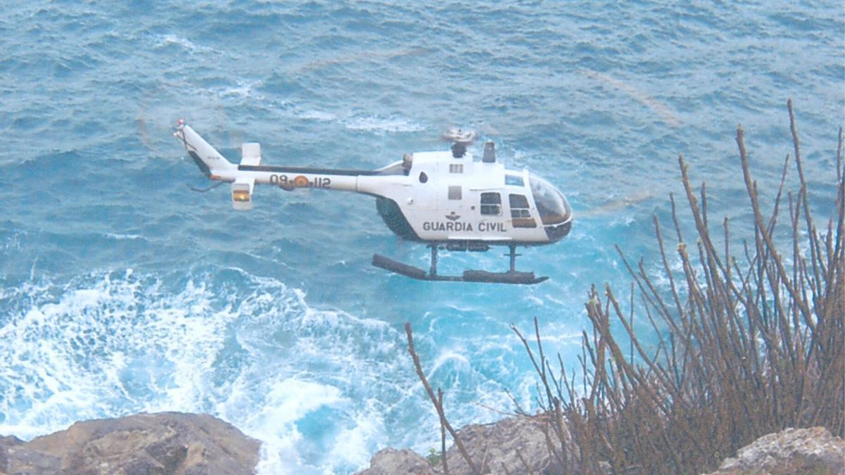 Helikopter über dem Meer: Einsatztruppen der Guardia Civil versuchen die Leiche zu bergen
