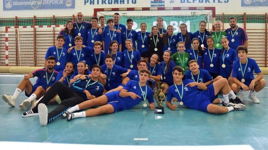 Los dos equipos cadetes celebran su titulo autonómico