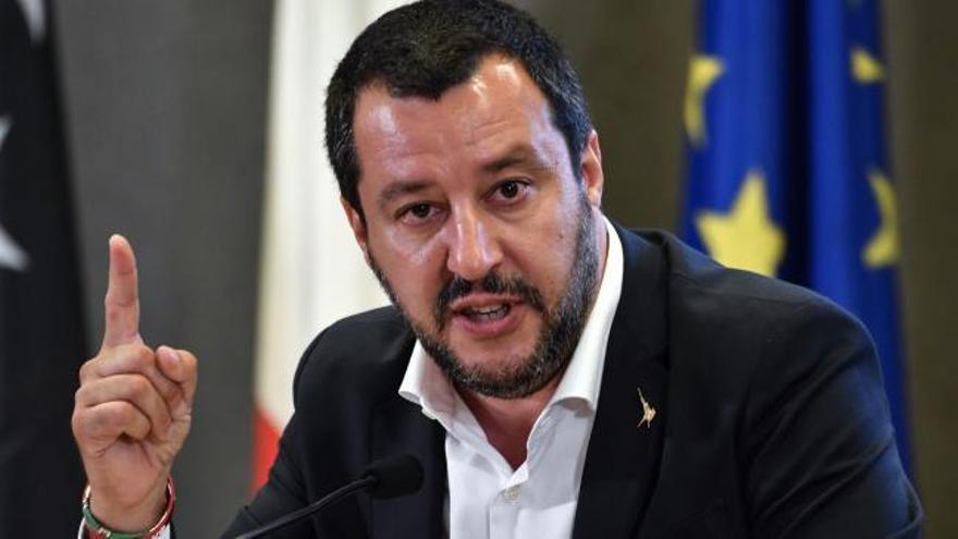 Salvini quiere que los inmigrantes que lleguen a Italia lo hagan en avión