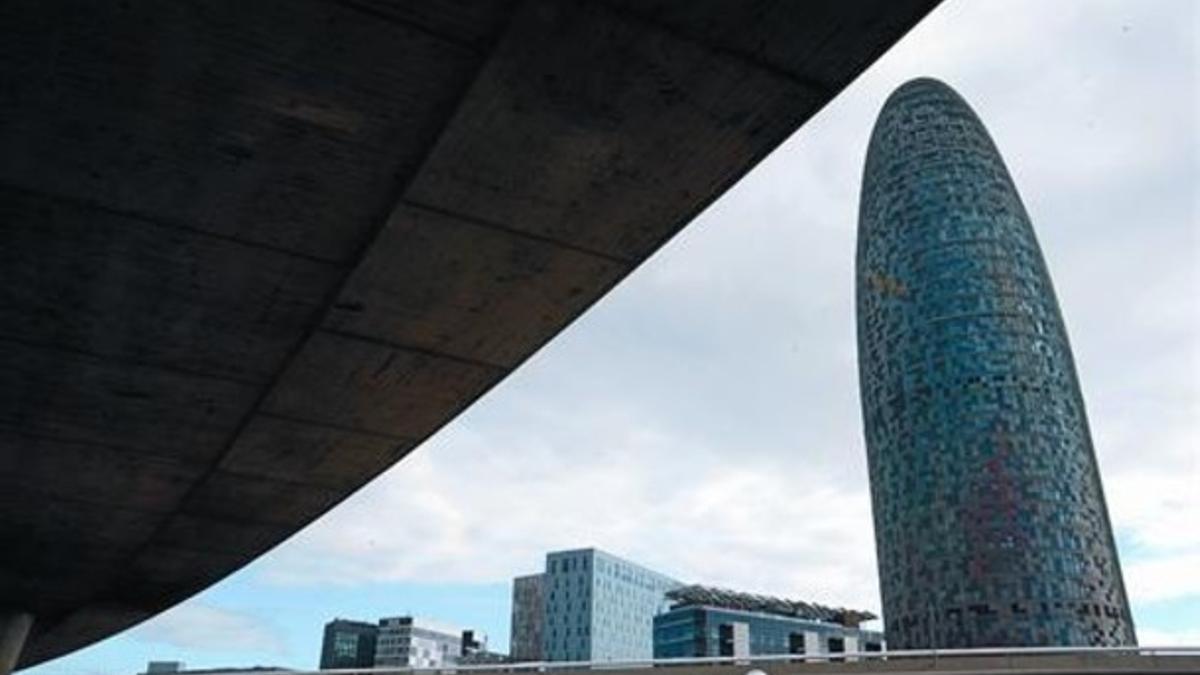 La Torre Agbar vista desde debajo del actual escaléxtric de la plaza de las Glòries, ayer.