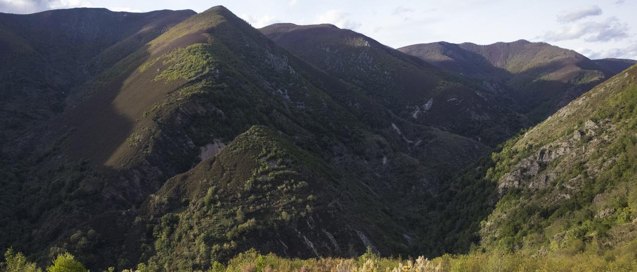 Paisaje montañoso en Ibias, uno de los concejos amenazados por la despoblación.