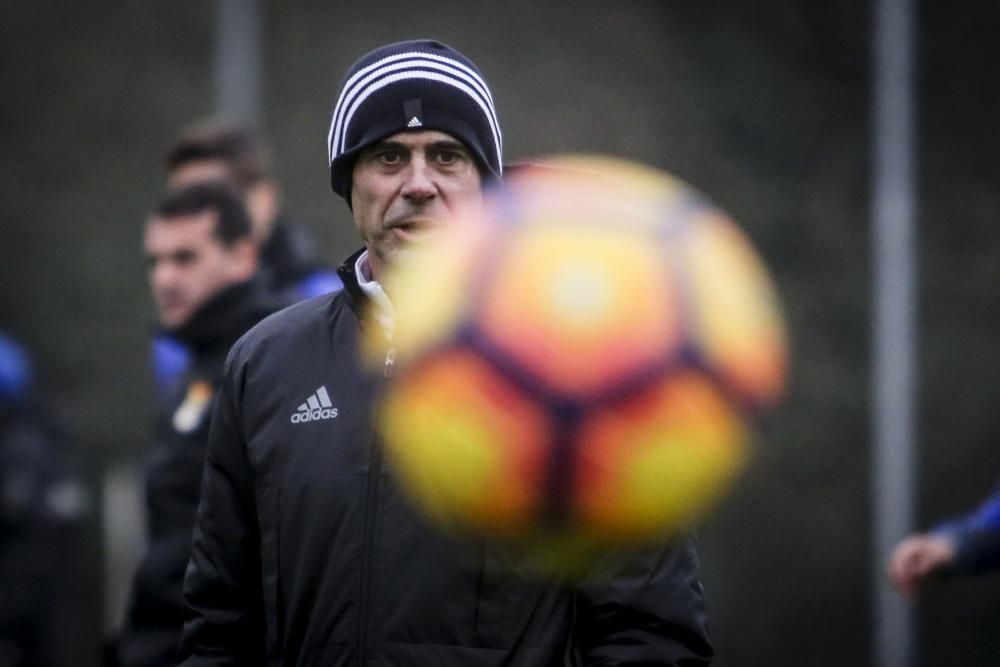 Entrenamiento del Real Oviedo a puerta cerrada en El Requexón.