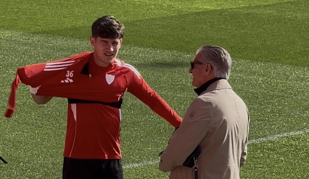 Antonio Cordón, director de fútbol del Sevilla, habla con Oso en el Sánchez-Pizjuán en la previa del Atlético de Madrid