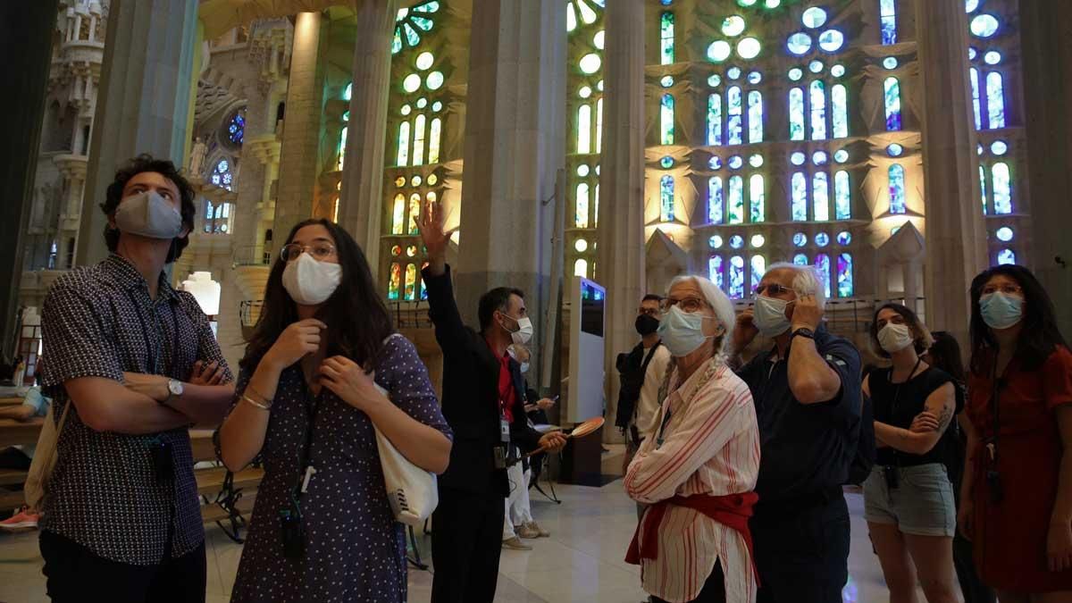 Los turistas vuelven a visitar la Sagrada Família.