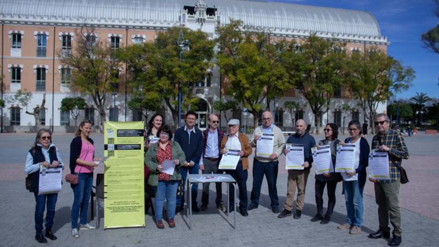 Vecinos de la zona sur de Murcia, con el manifiesto en apoyo al proyecto de movilidad. | JAVIER MARTÍNEZ