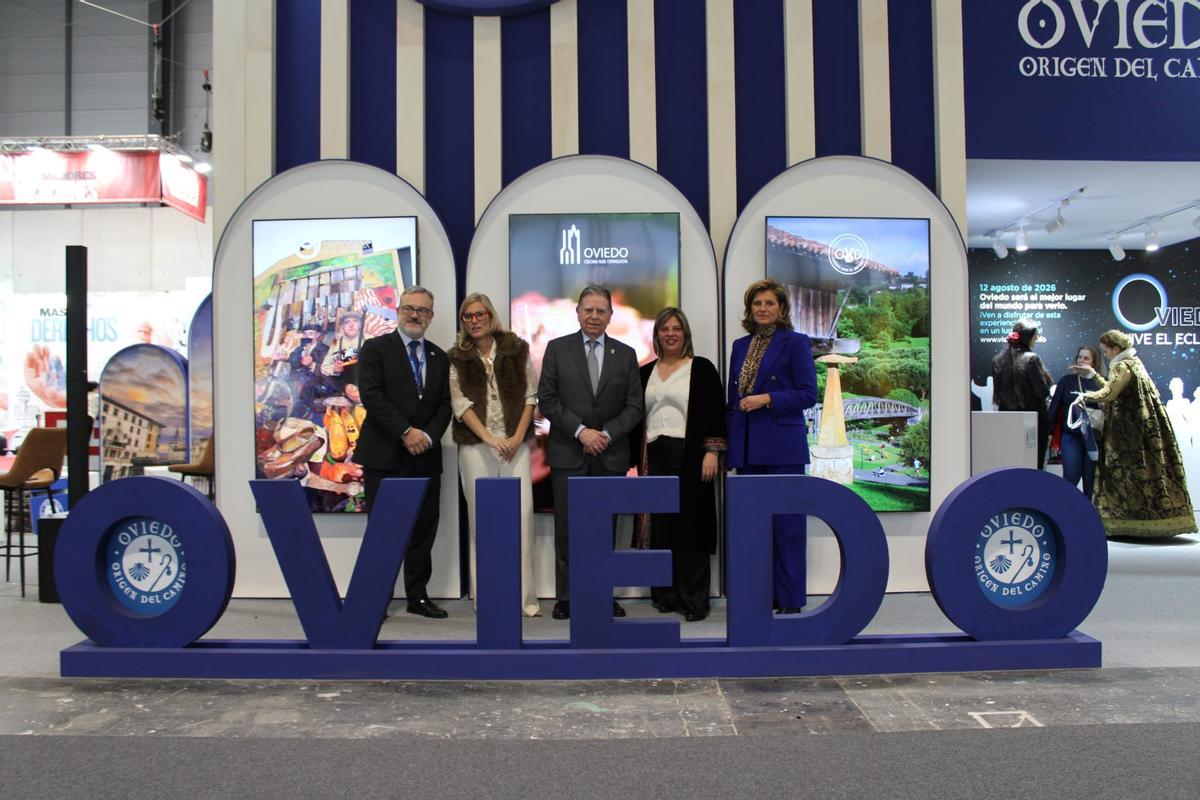 Por la izquierda, Alfredo García Quintana, Lara Martínez, Alfredo Canteli, Gimena Llamedo y Conchita Méndez, en Fitur.