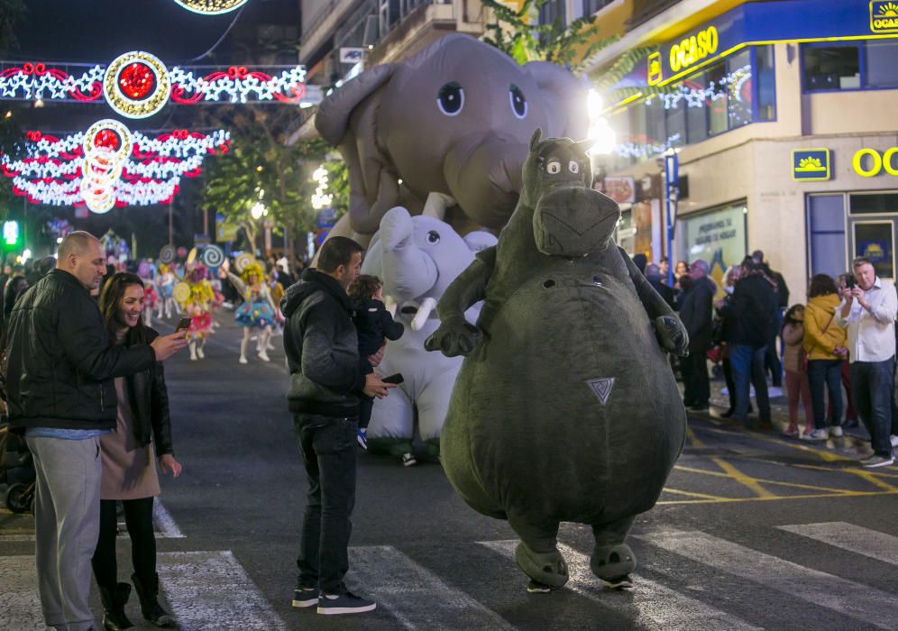 Los carteros reales recogen las misivas de los niños en Alicante