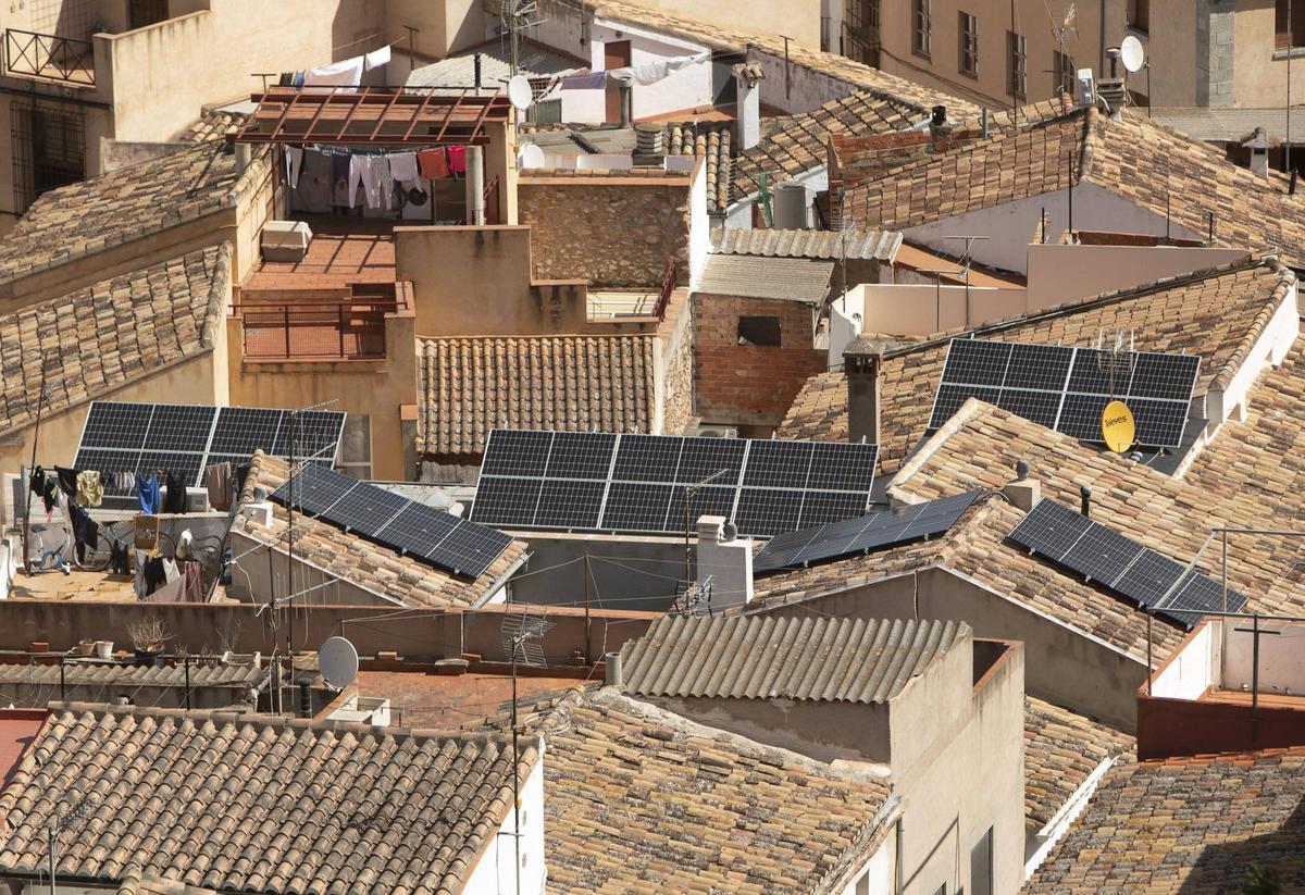 Placas solares en tejados de las casas de Sagunt