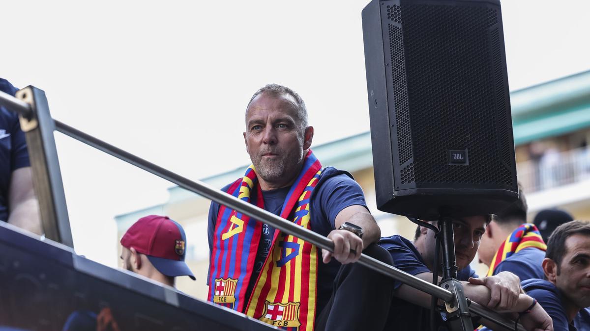 Hansi Flick, durante la rúa en Barcelona.