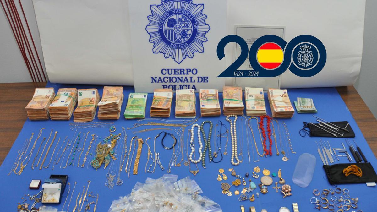 Los objetos, las joyas y el dinero que se requisó tras el arresto.