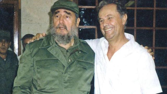 Gabriel Escarrer aparece firmemente abrazado a Fidel Castro, un conservador radical sirvió de embajador ante Aznar del marxismo caribeño. | DM
