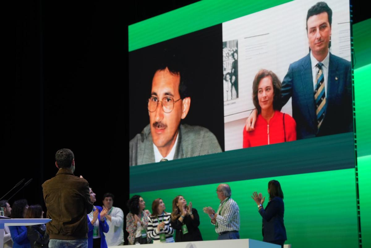 Juanma Moreno observa imágenes de compañeros asesinados por ETA, entre ellos el malagueño José María Martín Carpena.