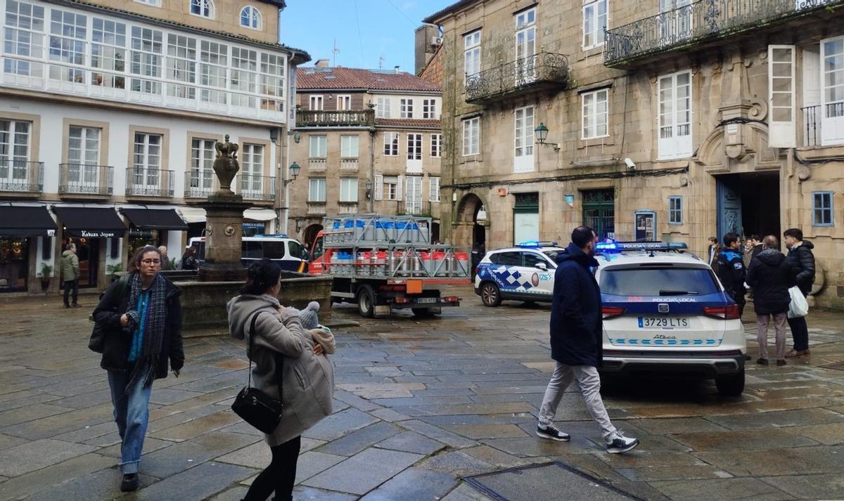 Hasta la praza do Toural se han desplazado varias patrullas de la Policía Local y Nacional