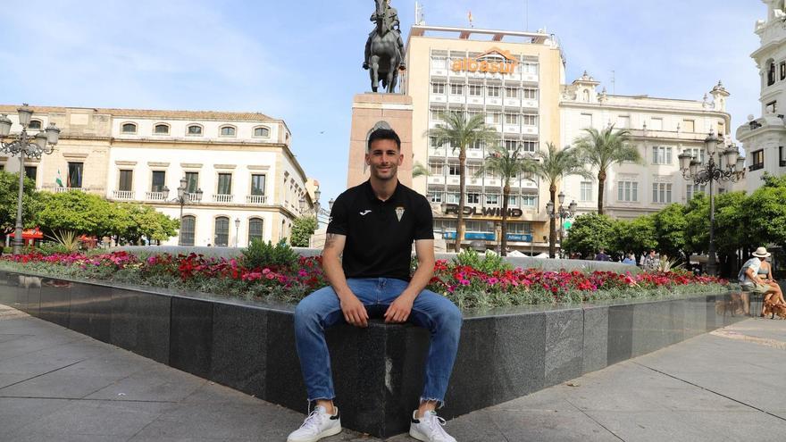 Carlos Albarrán, capitán del Córdoba CF, antes de la entrevista, ayer.