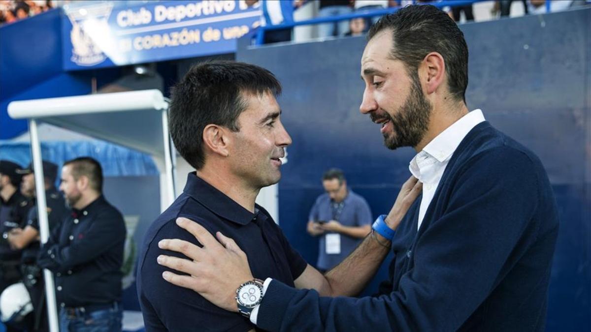 Asier Garitano, técnico del Leganés, saluda a Pablo Machín antes del encuentro