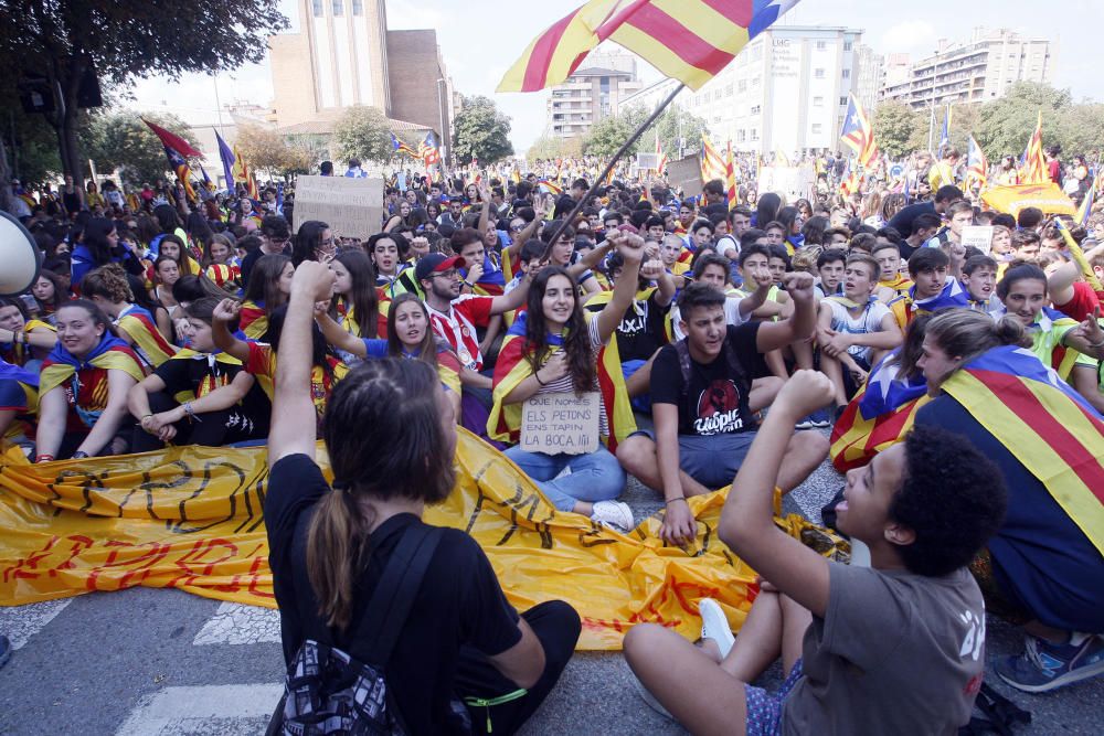 Manifestació d'estudiants universitaris i de secundària al centre de Girona