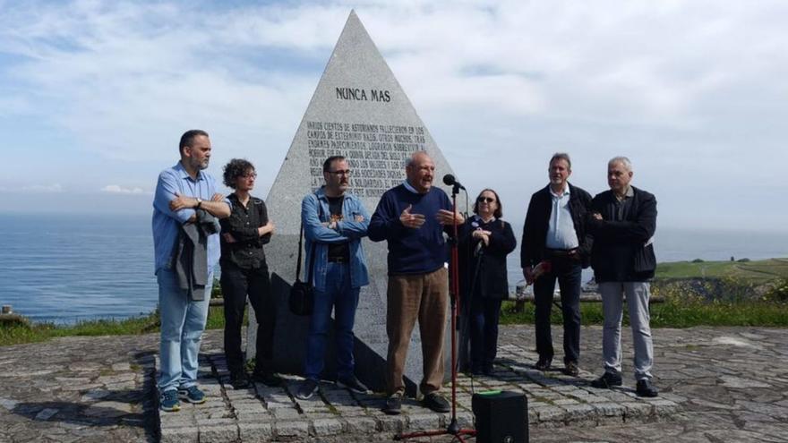 Por la izquierda, Ricardo Fernández, Eva Fernández, Rafa Velasco, Guillermo Rendueles, Begoña Piñero, Ricardo Cortés y Luis Pascual, ante el monolito situado en EL Cervigón.